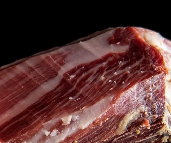 Cristales de tirosina en un jamón ibérico Cristales de tirosina en un jamón ibérico