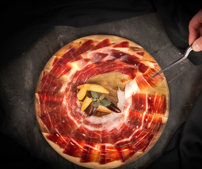 El jamón ibérico, un símbolo de la identidad gastronómica española. El jamón ibérico, un símbolo de la identidad gastronómica española.