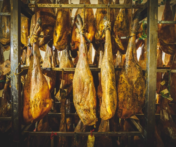 El jamón ibérico, un símbolo de la identidad gastronómica española.