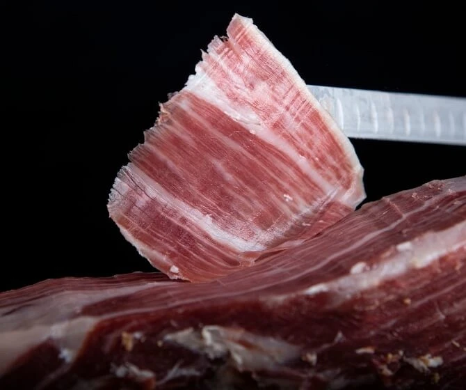 Loncha de jamón con puntitos blancos Loncha de jamón con puntitos blancos