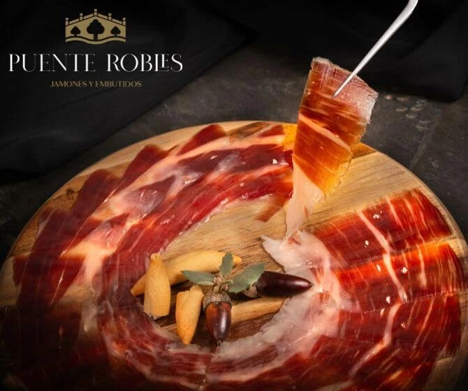 Plato con cuidadosas lonchas de jamón ibérico Puente Robles Plato con cuidadosas lonchas de jamón ibérico Puente Robles