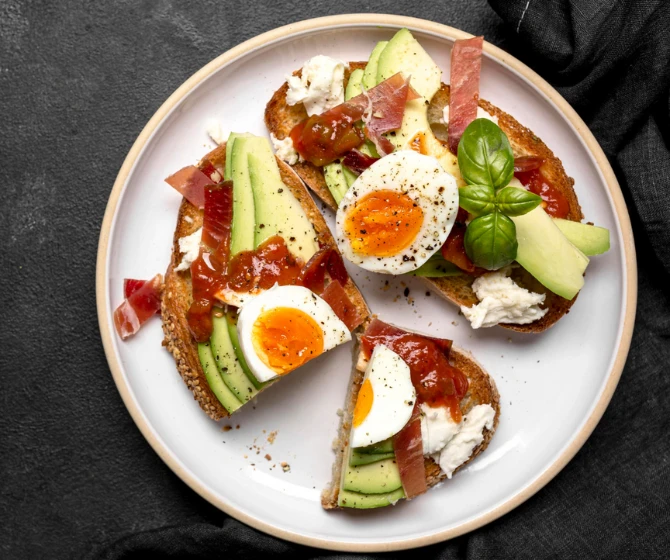 Tostada de aguacate, con una fina locha de jamón ibérico Puente Robles y huevo. Tostada de aguacate, con una fina locha de jamón ibérico Puente Robles y huevo.