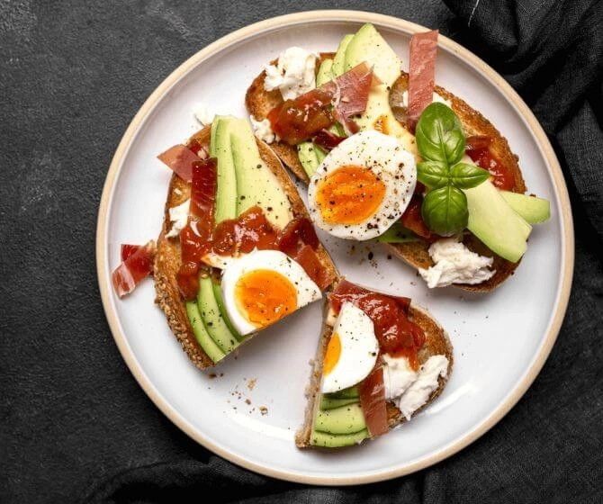 Tostadas de aguacate y jamón ibérico